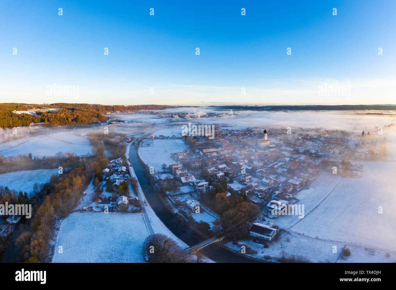 Deutschland, Bayern, Gelting und Loisach, Morgenstimmung im Winter, Luftaufnahme Stockfoto