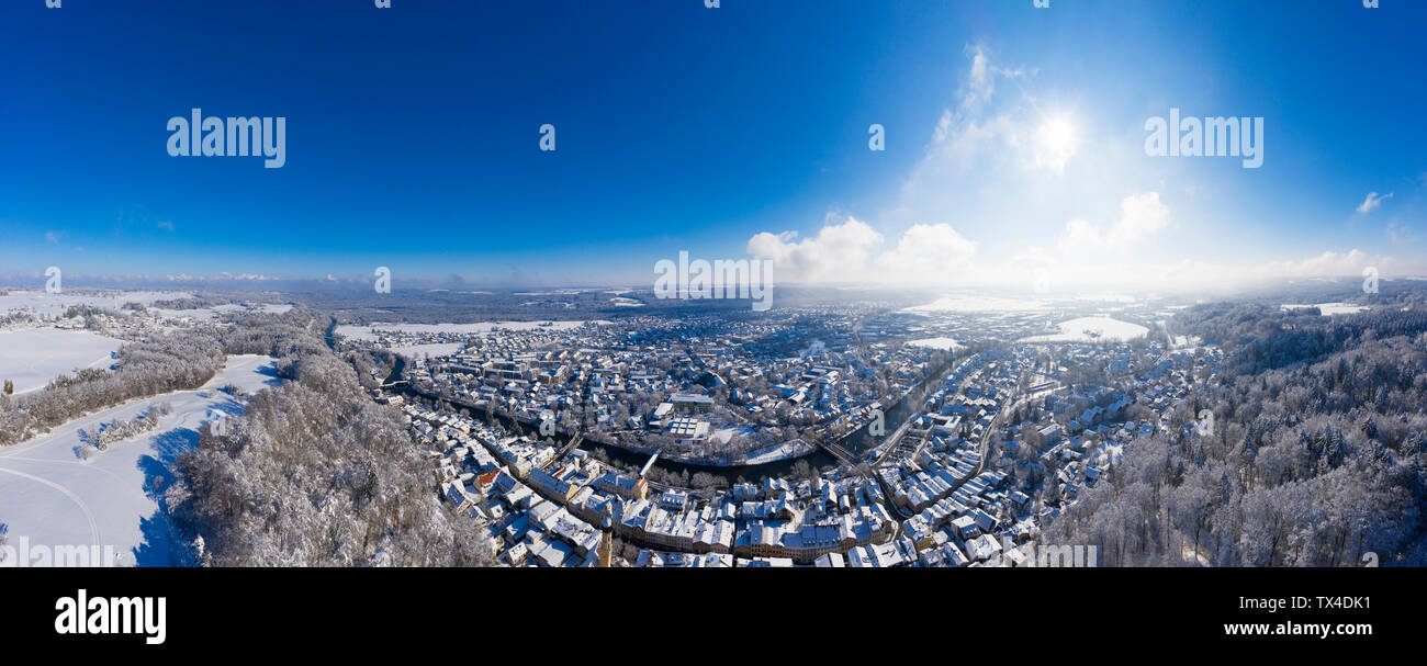 Deutschland, Bayern, Panoramablick über Wolfratshausen mit Loisach Fluss im Winter, Luftaufnahme Stockfoto