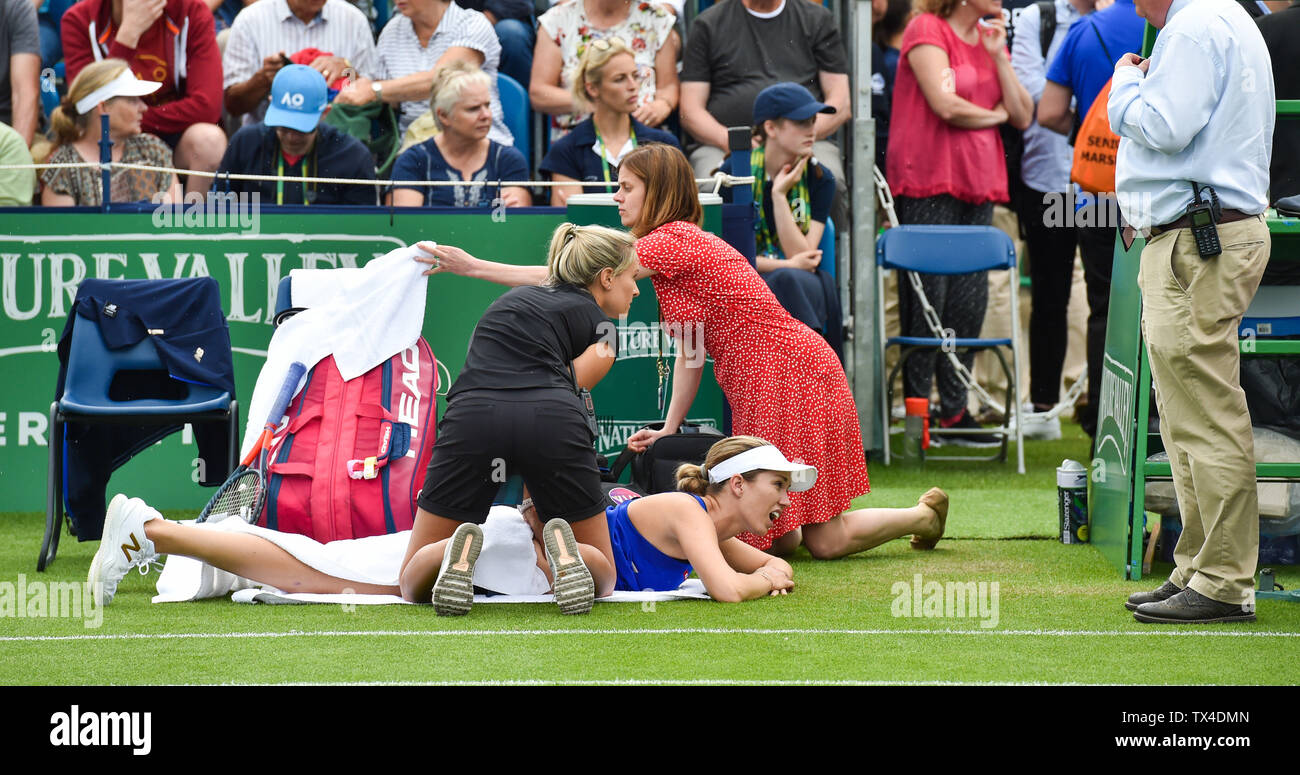 Eastbourne Großbritannien 24. Juni 2019 - Danielle Collins von USA medizinische Betreuung während ihres Gleichen gegen Yulia Putintseva von Kasachstan erhält an der Natur Tal internationalen Tennisturnier in Devonshire Park in Eastbourne statt. Foto: Simon Dack/TPI/Alamy leben Nachrichten Stockfoto