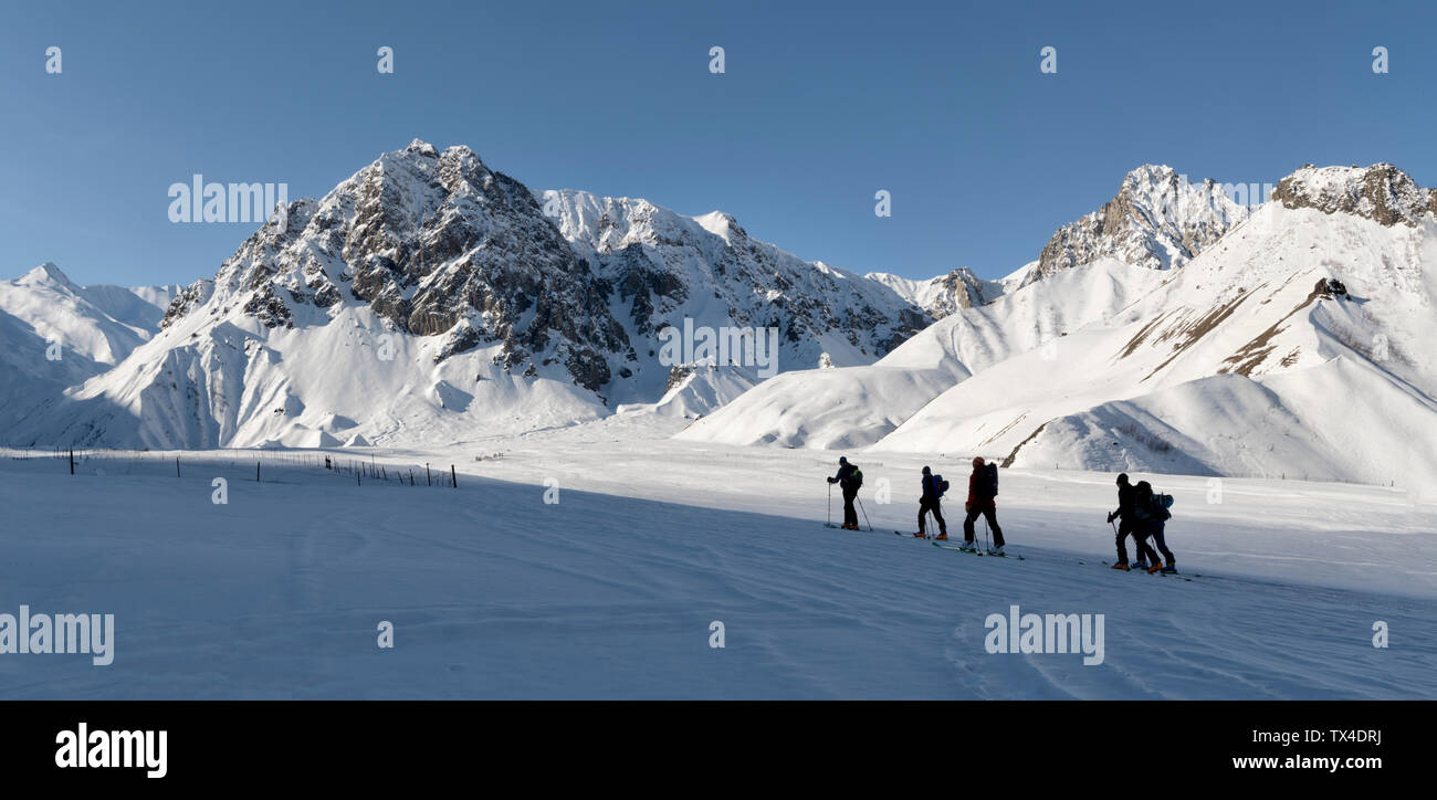 Georgien, Kaukasus, Gudauri, Leute auf einer Skitour Stockfoto