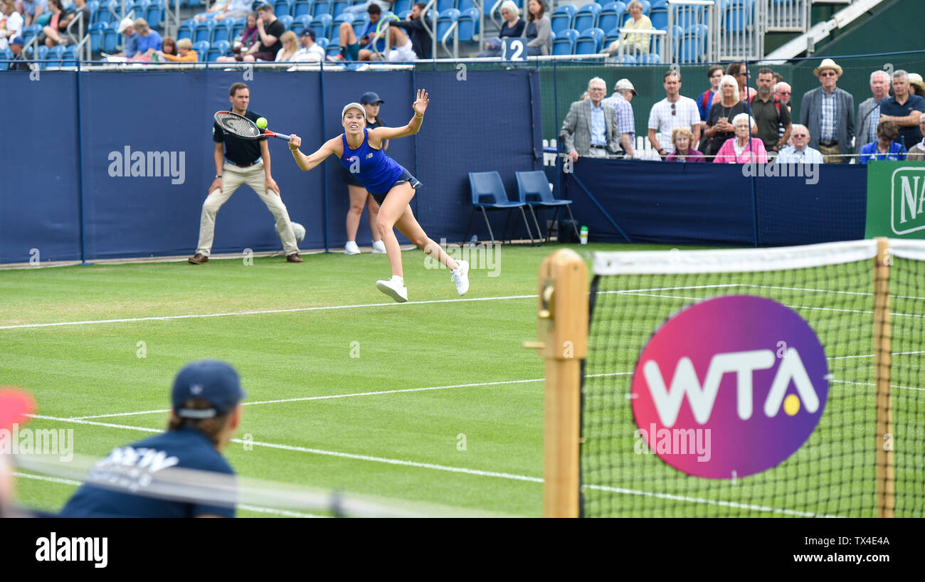 Eastbourne Großbritannien 24. Juni 2019 - Danielle Collins der USA einen Schuß gegen Yulia Putintseva von Kasachstan während ihres Gleichen an die Natur Tal internationalen Tennisturnier in Devonshire Park in Eastbourne statt spielt. Foto: Simon Dack/TPI/Alamy leben Nachrichten Stockfoto