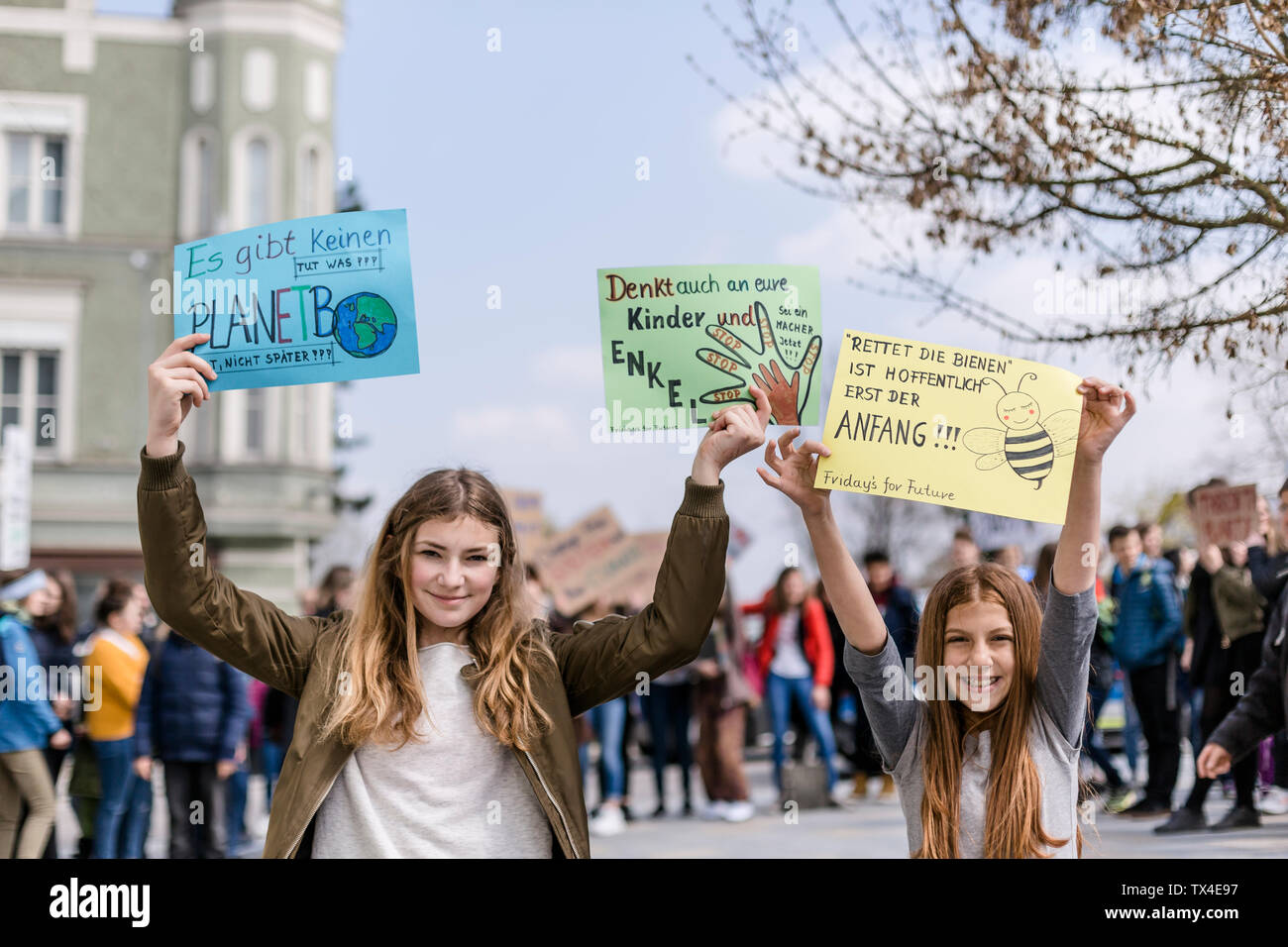 Mädchen, dass eine Plakette an eine Demonstration für den Umweltschutz Stockfoto