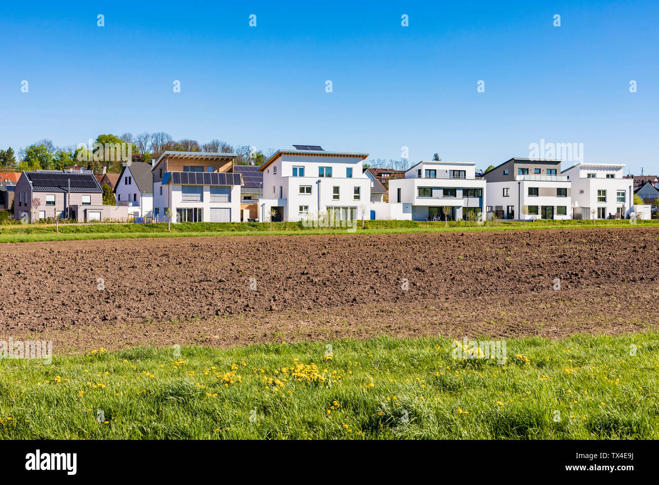 Deutschland, Magstadt, moderne Einfamilienhäuser mit thermischer Solarenergie Stockfoto