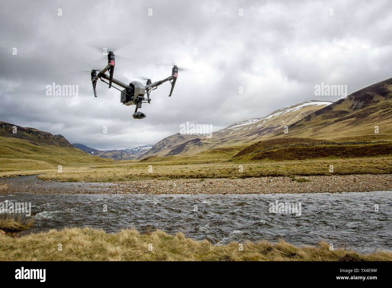 Vereinigtes Königreich, Schottland, Drohne über Fluss fliegen Stockfoto