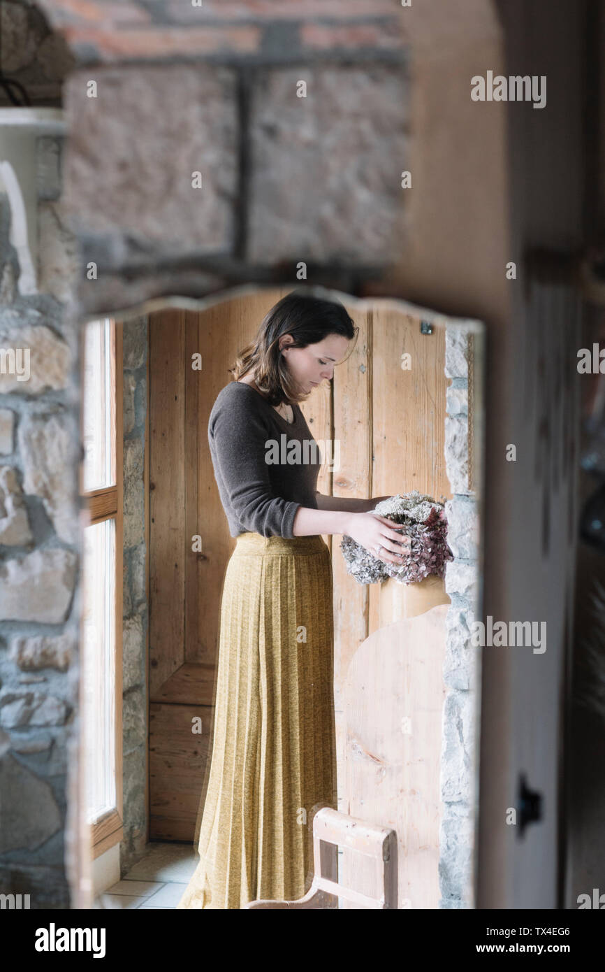 Mirrar Bild der Frau steht im Flur Stockfoto