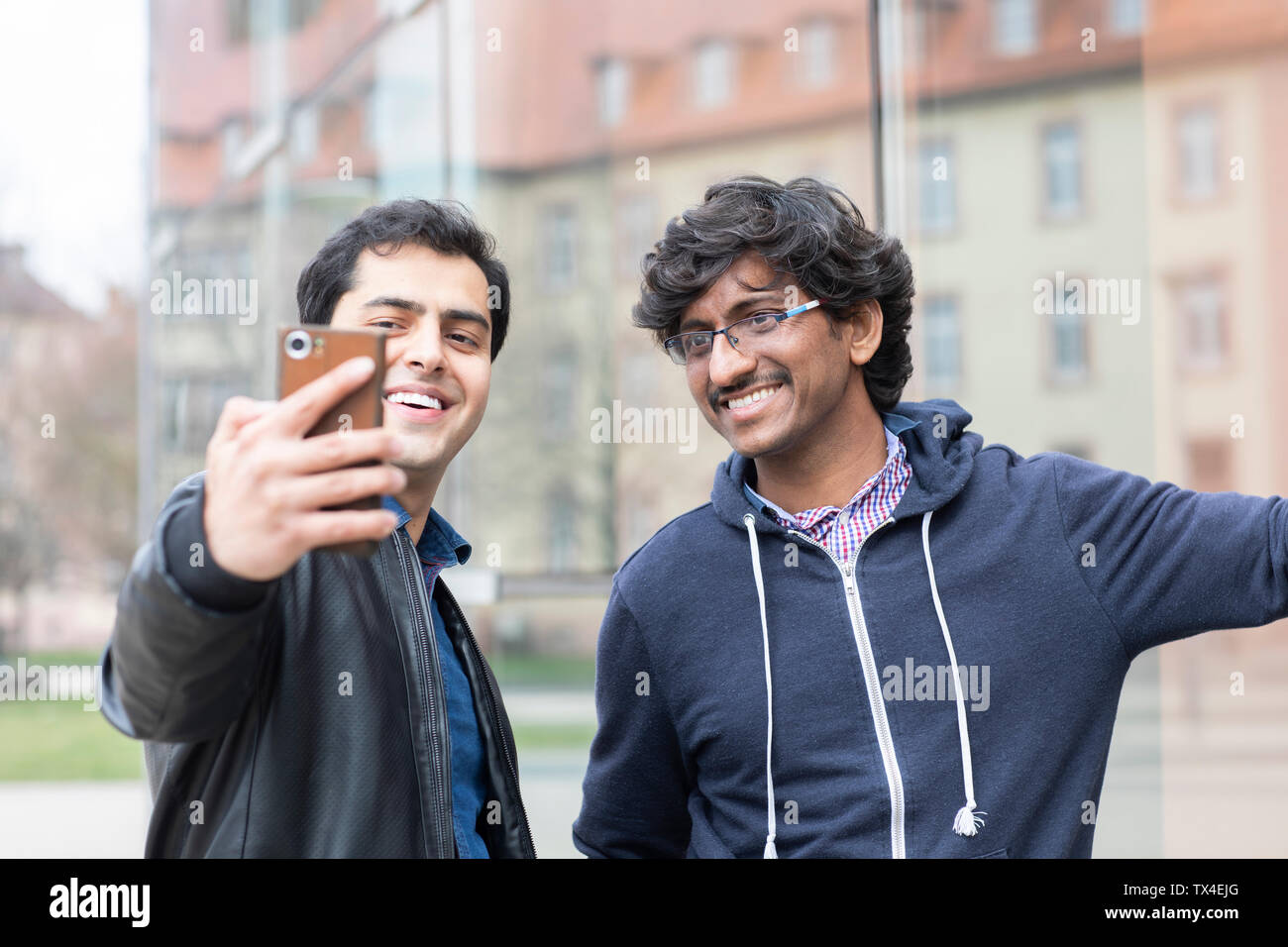 Portrait von lächelnden Freunde unter selfie mit Smartphone Stockfoto
