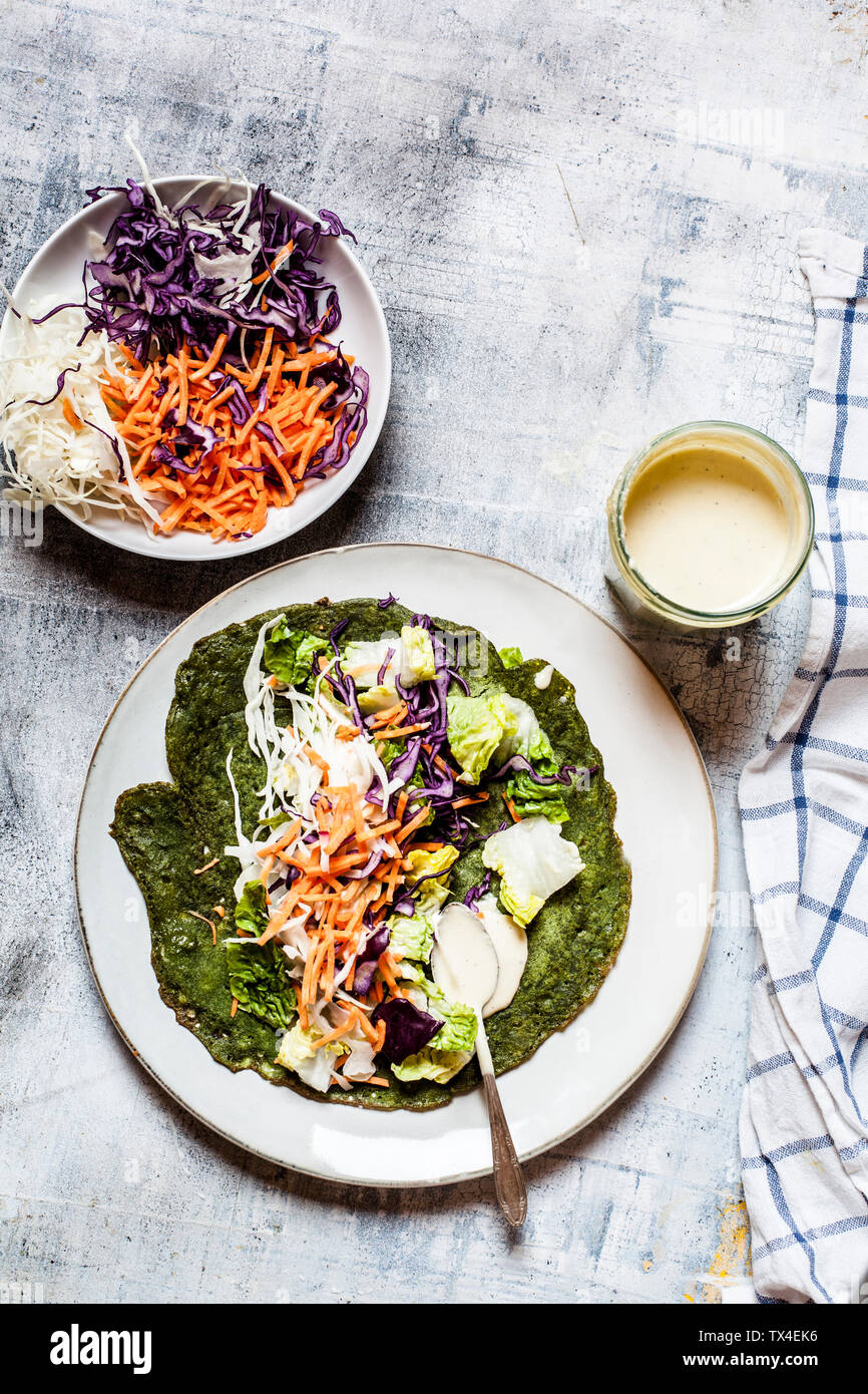 Kopfsalat wrap Tortillas mit Spinat mit Salat, Karotten und Salat gefüllt Dressing Stockfoto
