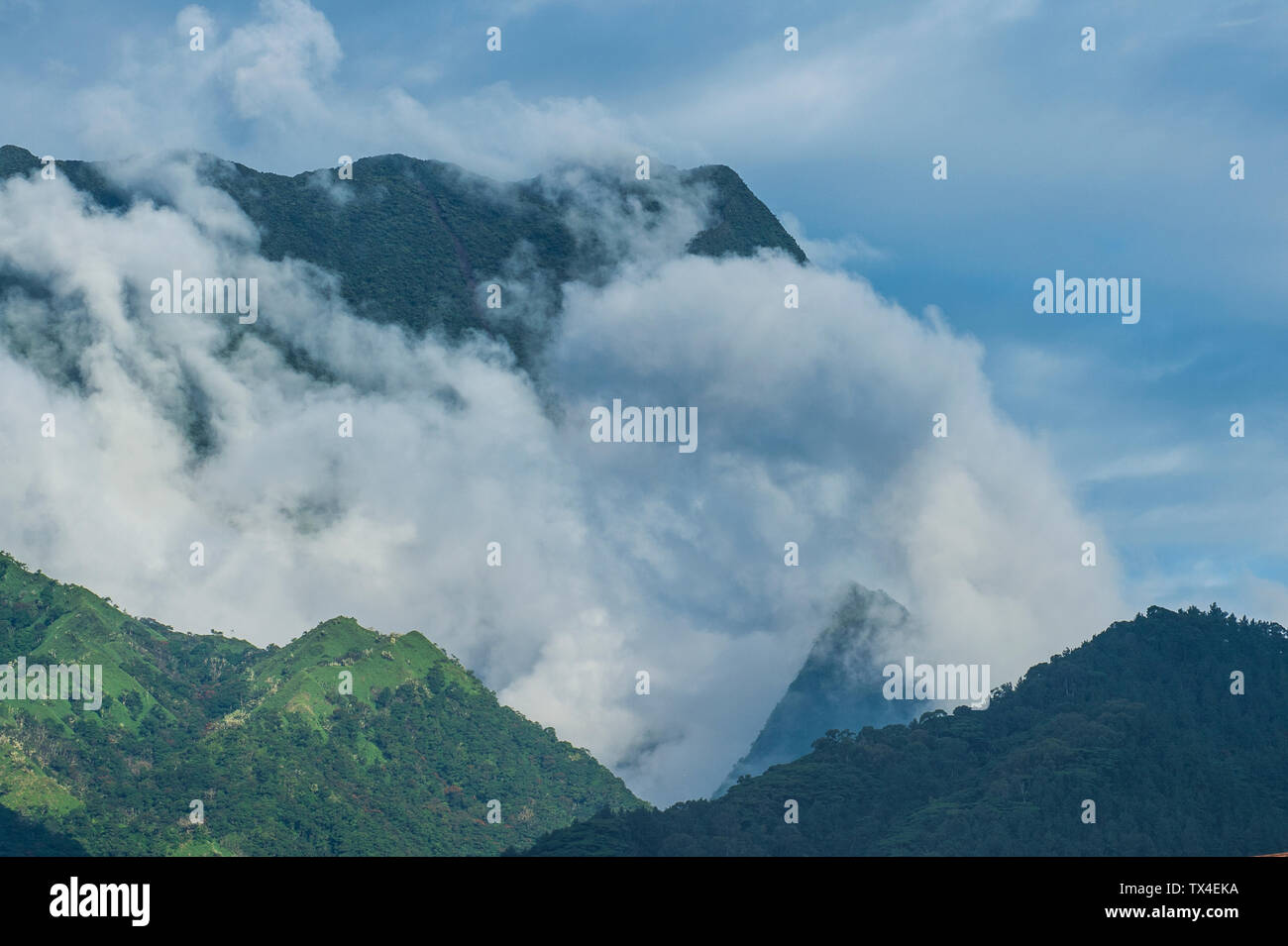 Französisch Polynesien, Tahiti, dramatische Berge hinter Papeete drohenden Stockfoto