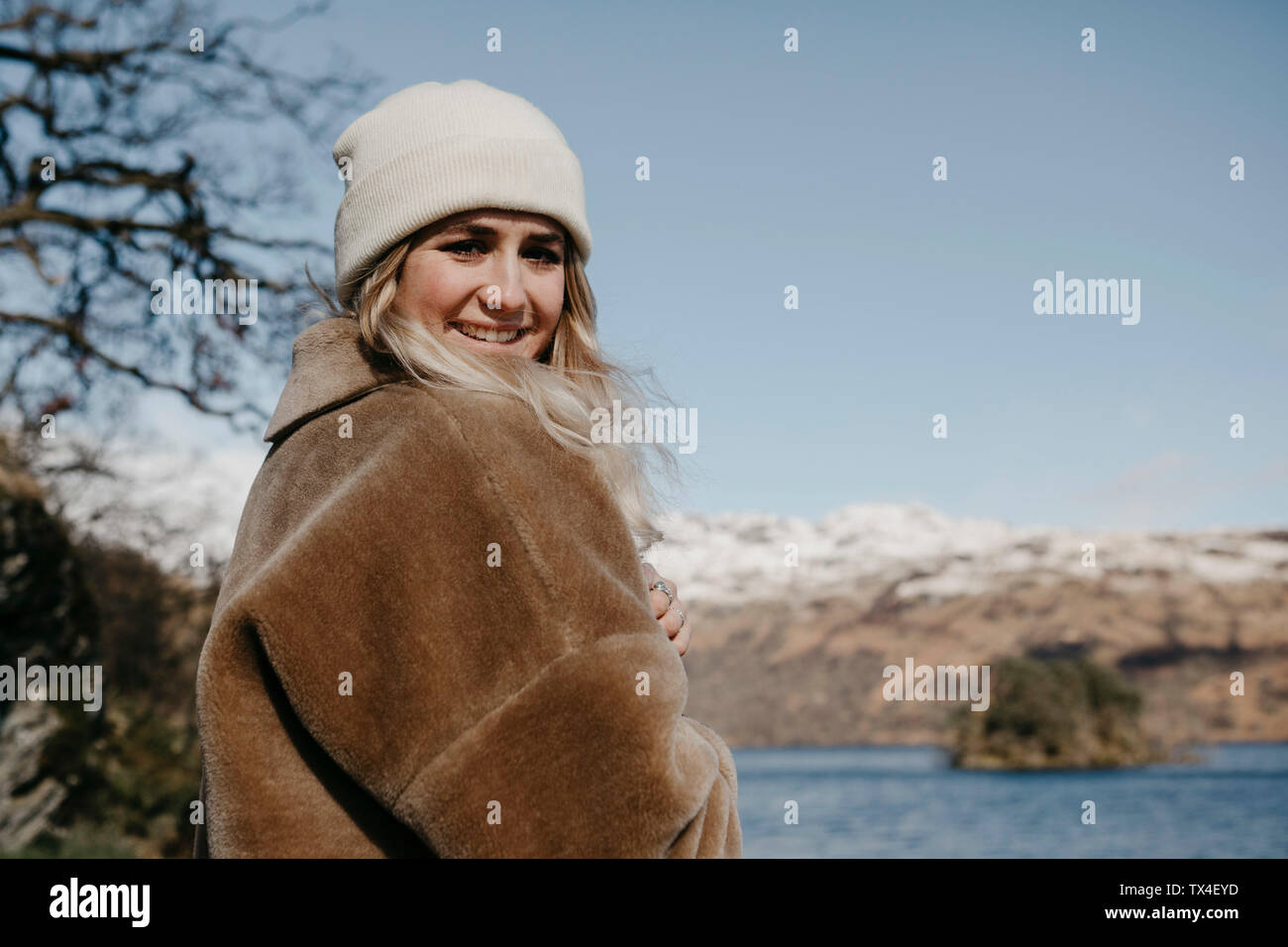 Großbritannien, Schottland, Portrait von lächelnden jungen Frau am Loch Lomond Stockfoto