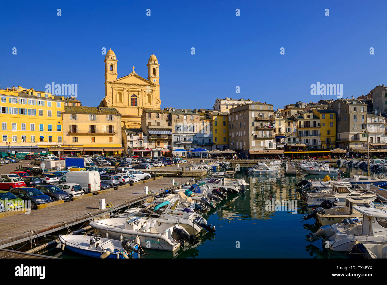 Frankreich, Korsika, Bastia, alte Hafen mit St. Johannes der Täufer Kirche Stockfoto