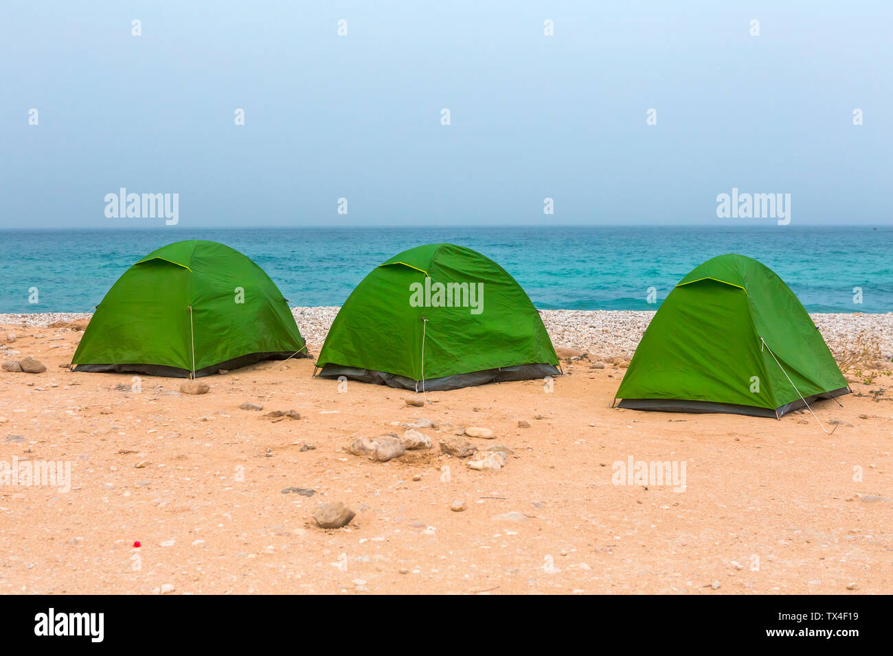 Sultanat Oman, Flossen, grüne Zelte auf Flossen Strand Stockfoto