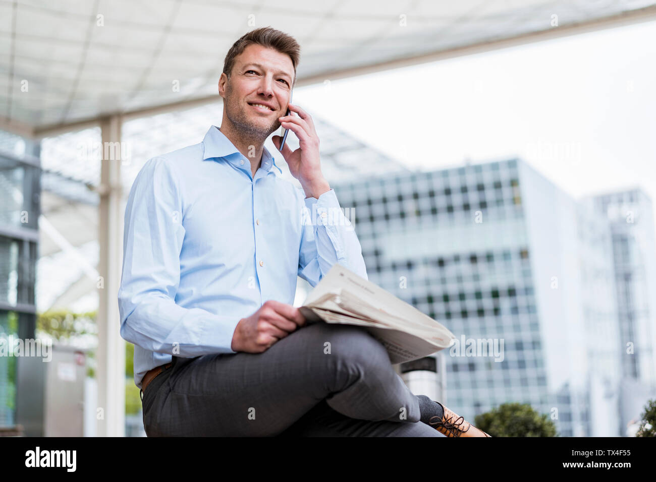 Unternehmer außerhalb der Stadt auf dem Mobiltelefon Stockfoto