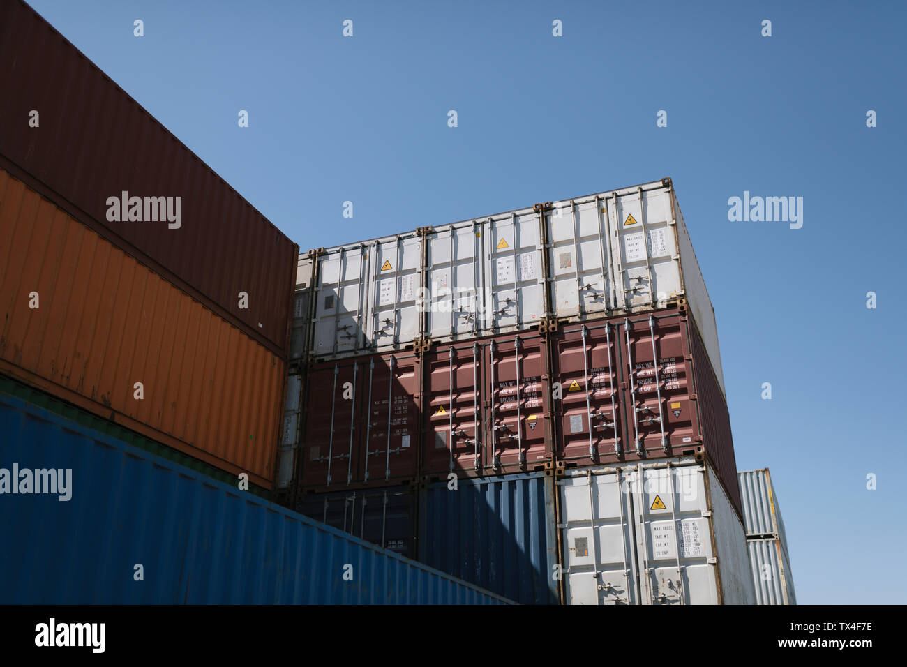 Stapel von Containern auf Industrial Site Stockfoto
