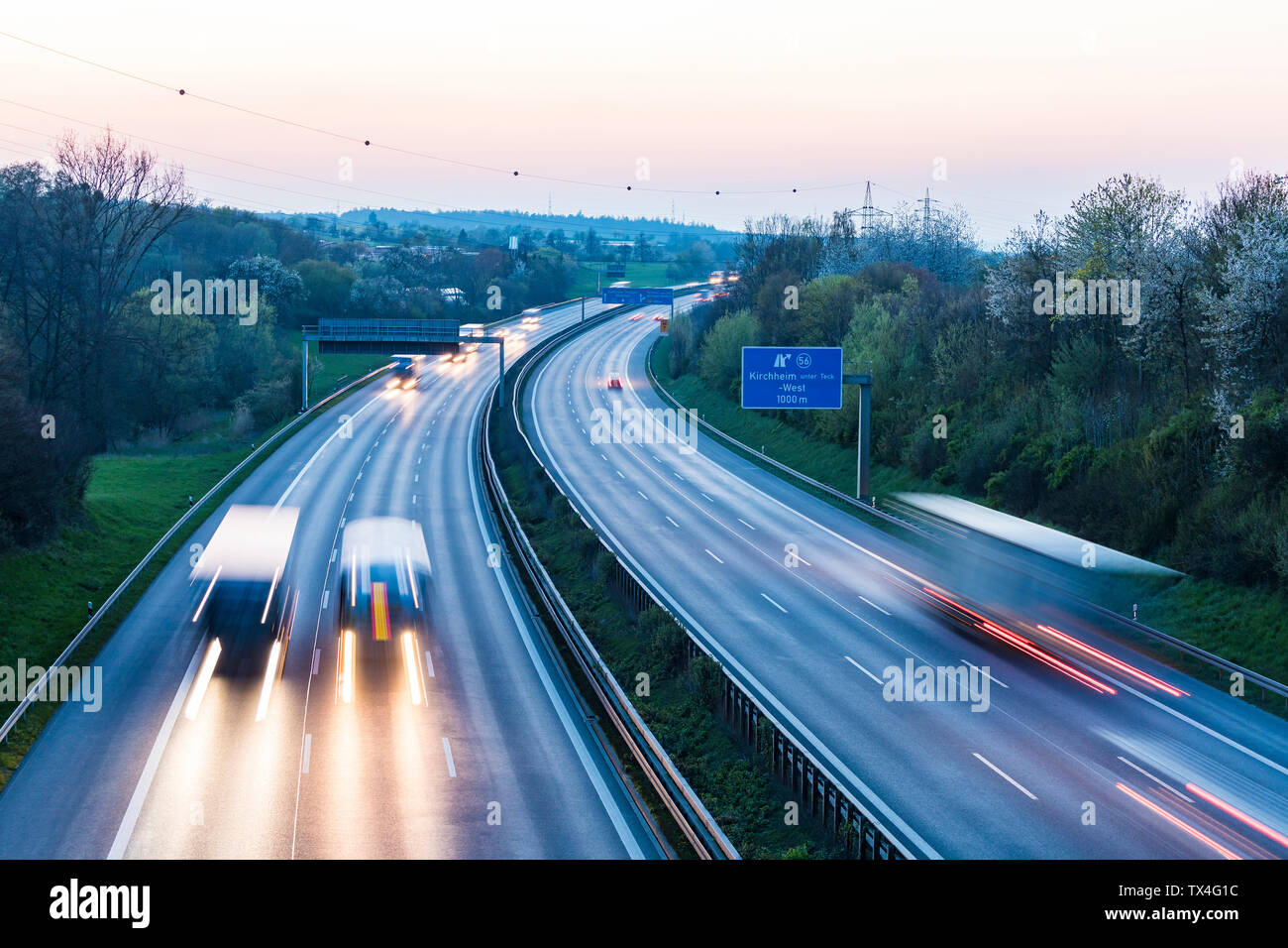 Deutschland, Baden-Württemberg, Verkehr auf der Autobahn A 8 bei Sonnenuntergang Stockfoto