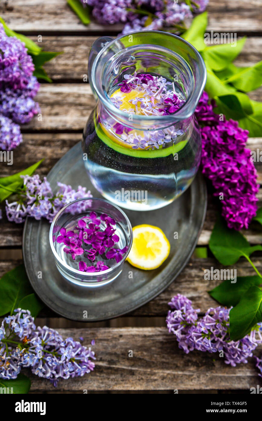 Glas mit Glas Wasser mit lila, Sirup und Zitrone Stockfoto