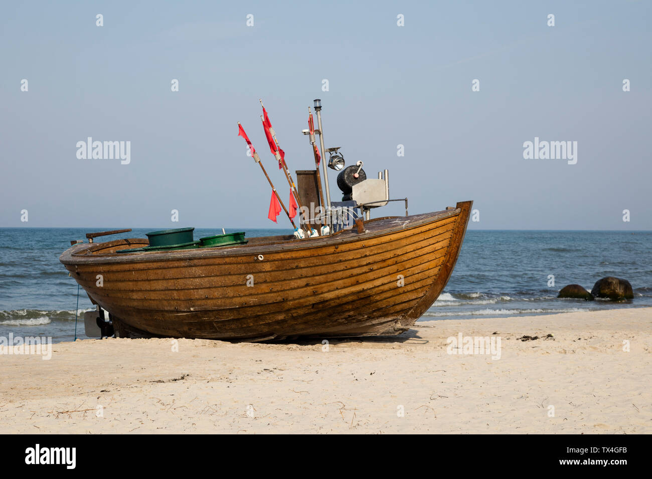 Deutschland, Rügen, Binz, Fischerboot am sandigen Strand Stockfoto