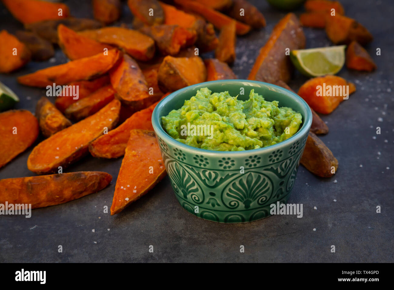 Sweet Potato Wedges mit Avocado dip und Fleur de Sel Stockfoto