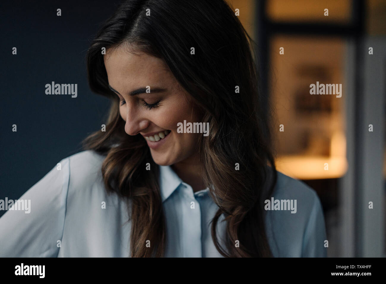 Porträt der glückliche junge Geschäftsfrau Stockfoto