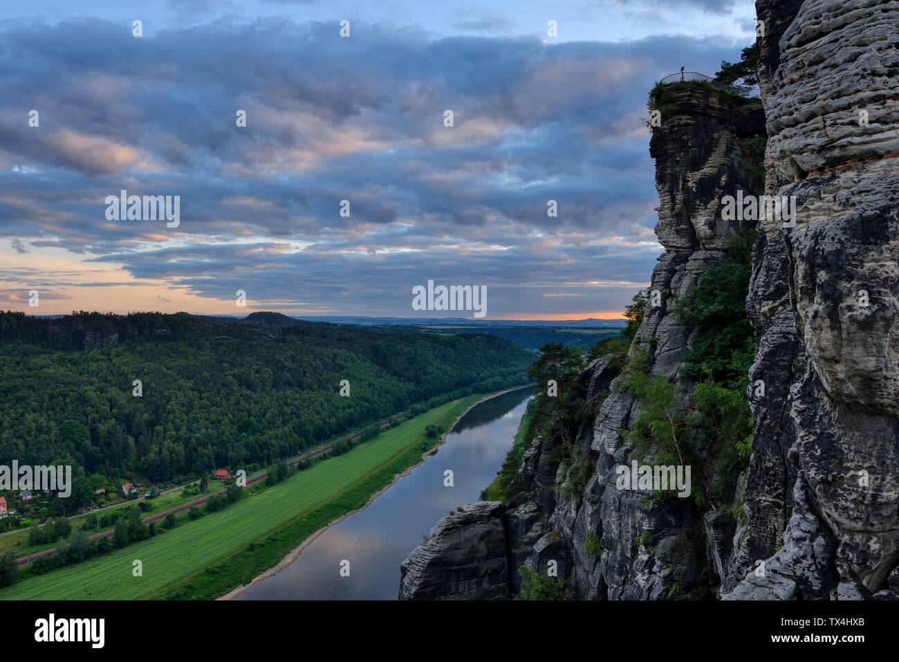 Deutschland, Sachsen, Elbsandsteingebirge, Blick von der Bastei auf die Elbe und Elbtal bei Dämmerung Stockfoto