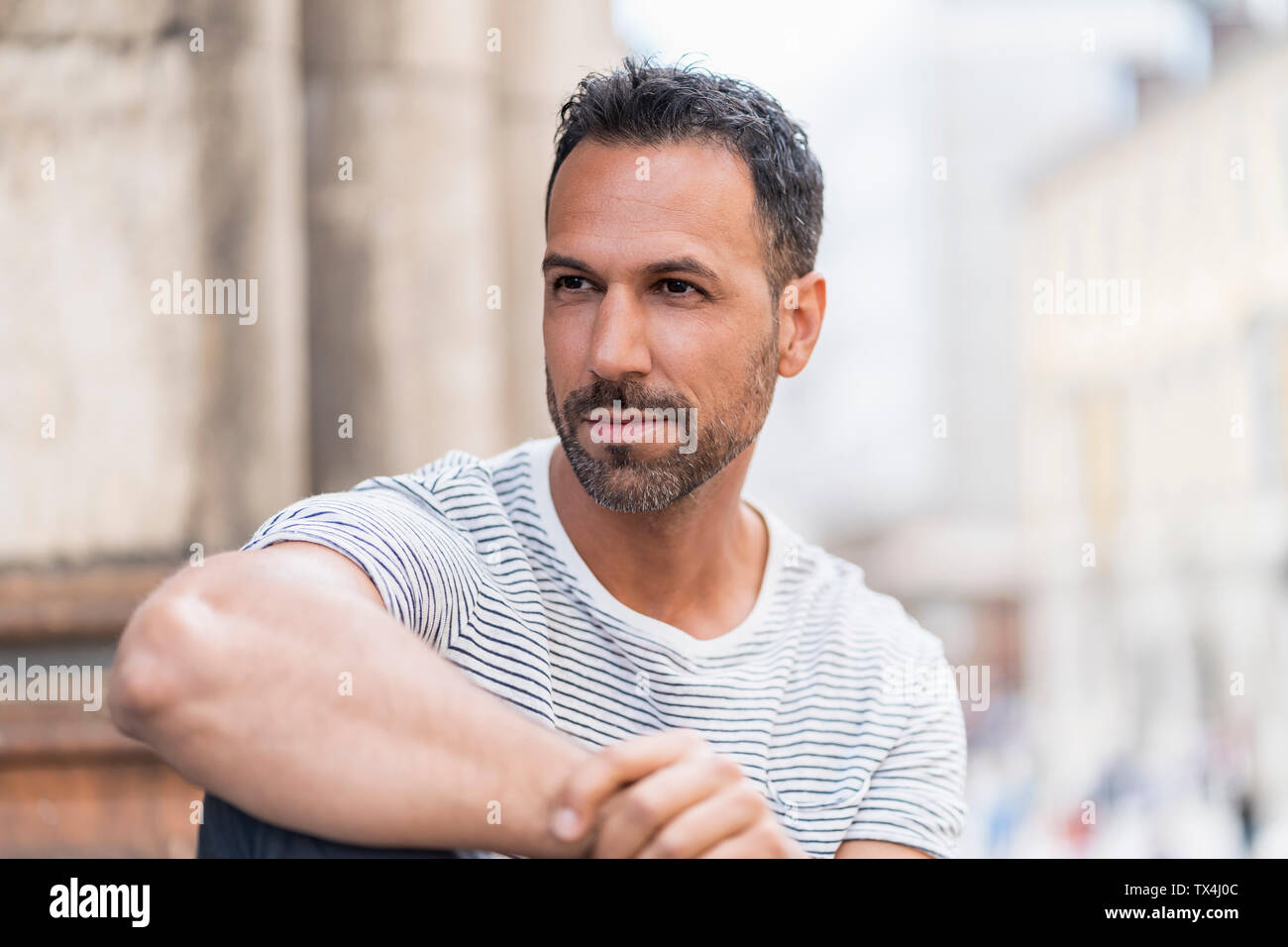 Portrait von entspannter Mensch in der Stadt Stockfoto