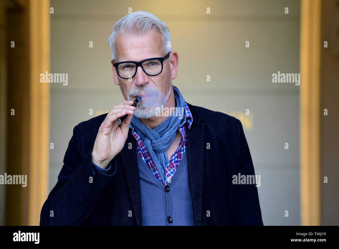 Porträt einer reifer Mann, Rauchen elektronische Zigarette Stockfoto