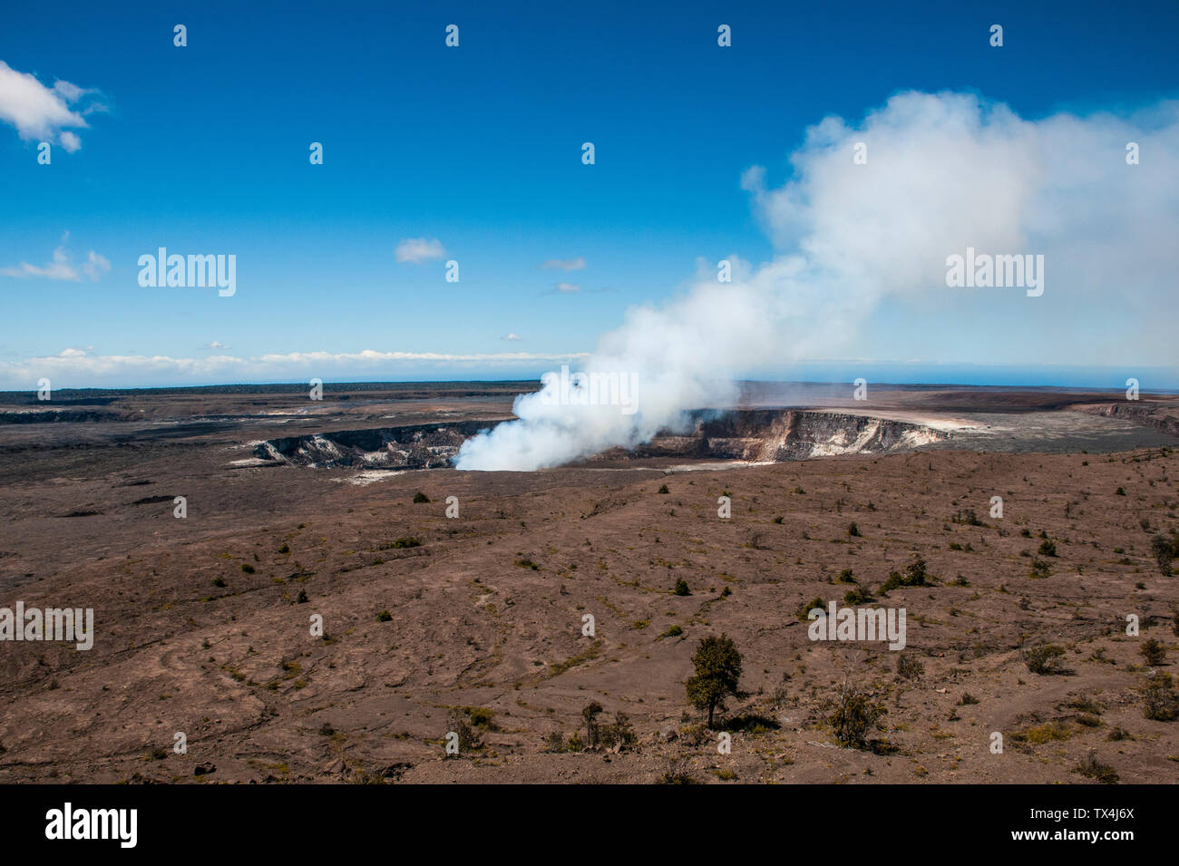 USA, Hawaii, Big Island, Rauchen Kilauea Gipfel Lavasee im Hawaii Volcanoes National Park Stockfoto