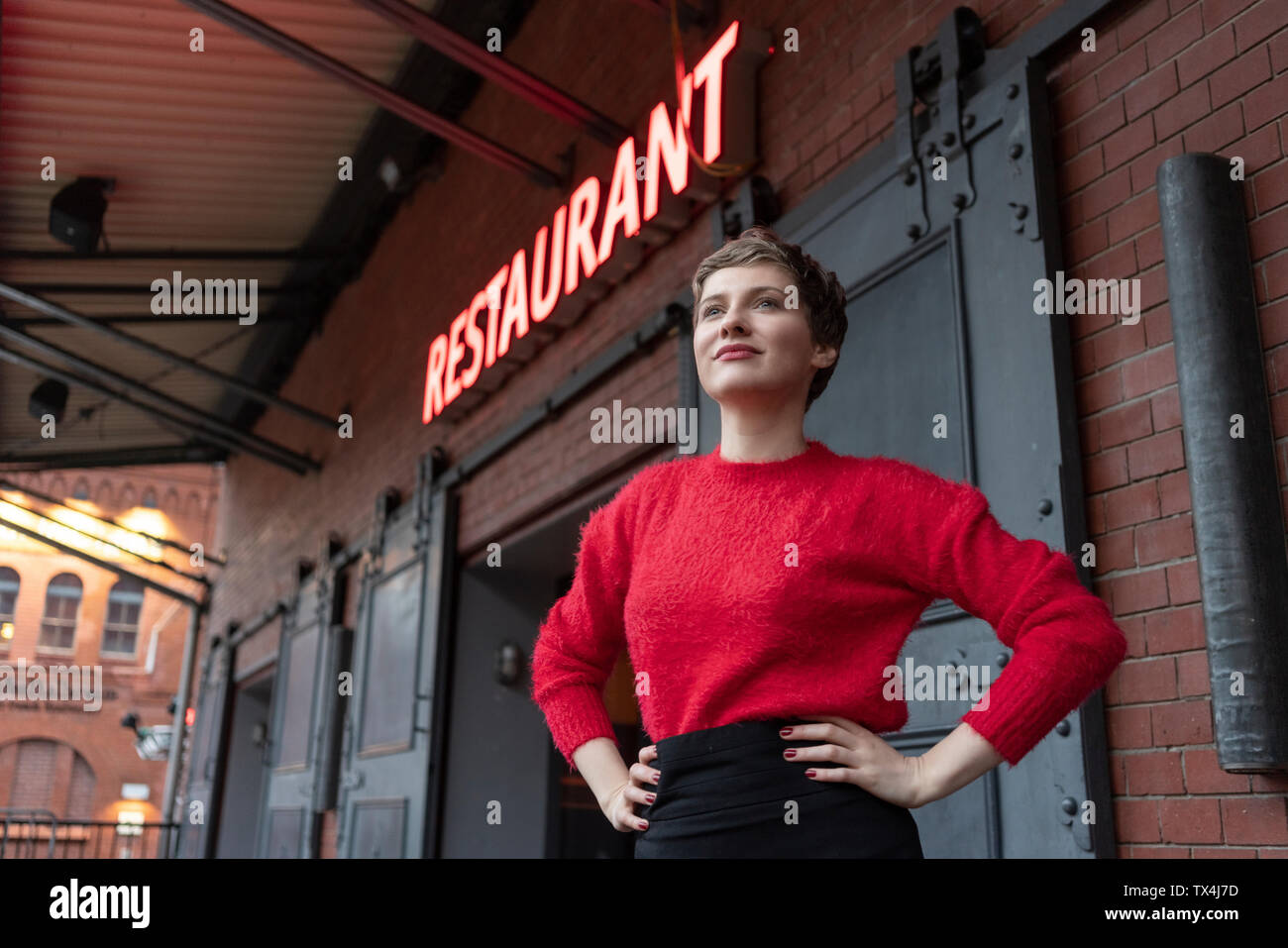 Deutschland, Berlin, Porträt von zuversichtlich Restaurant Manager im Freien Stockfoto