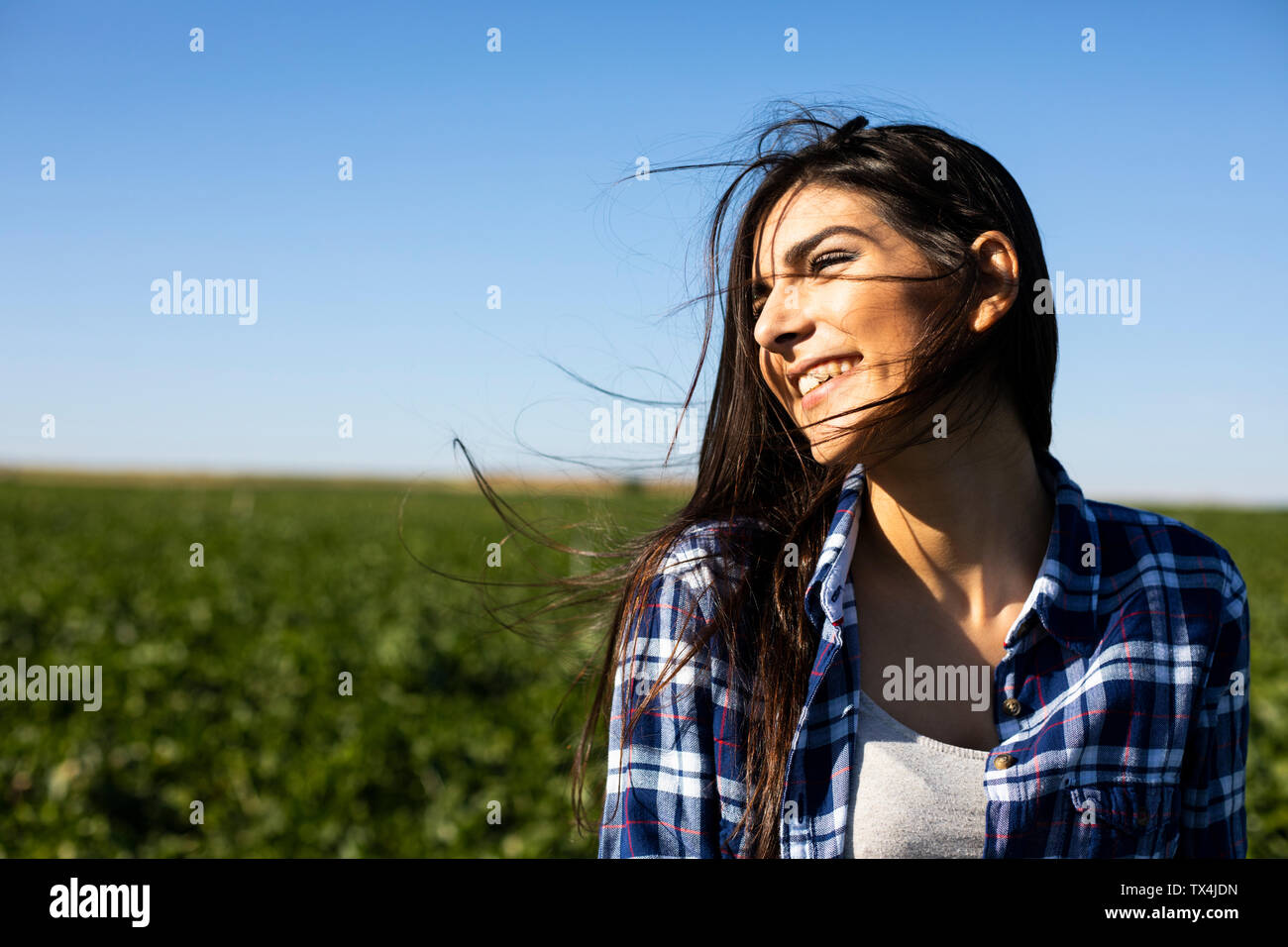 Junge Frau Bauer mit Hacke auf dem Feld Stockfoto