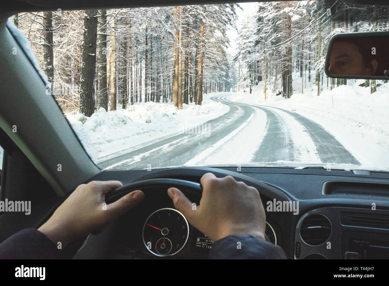 Finnland, Kuopio, Frau Autofahren im Winter Landschaft Stockfoto