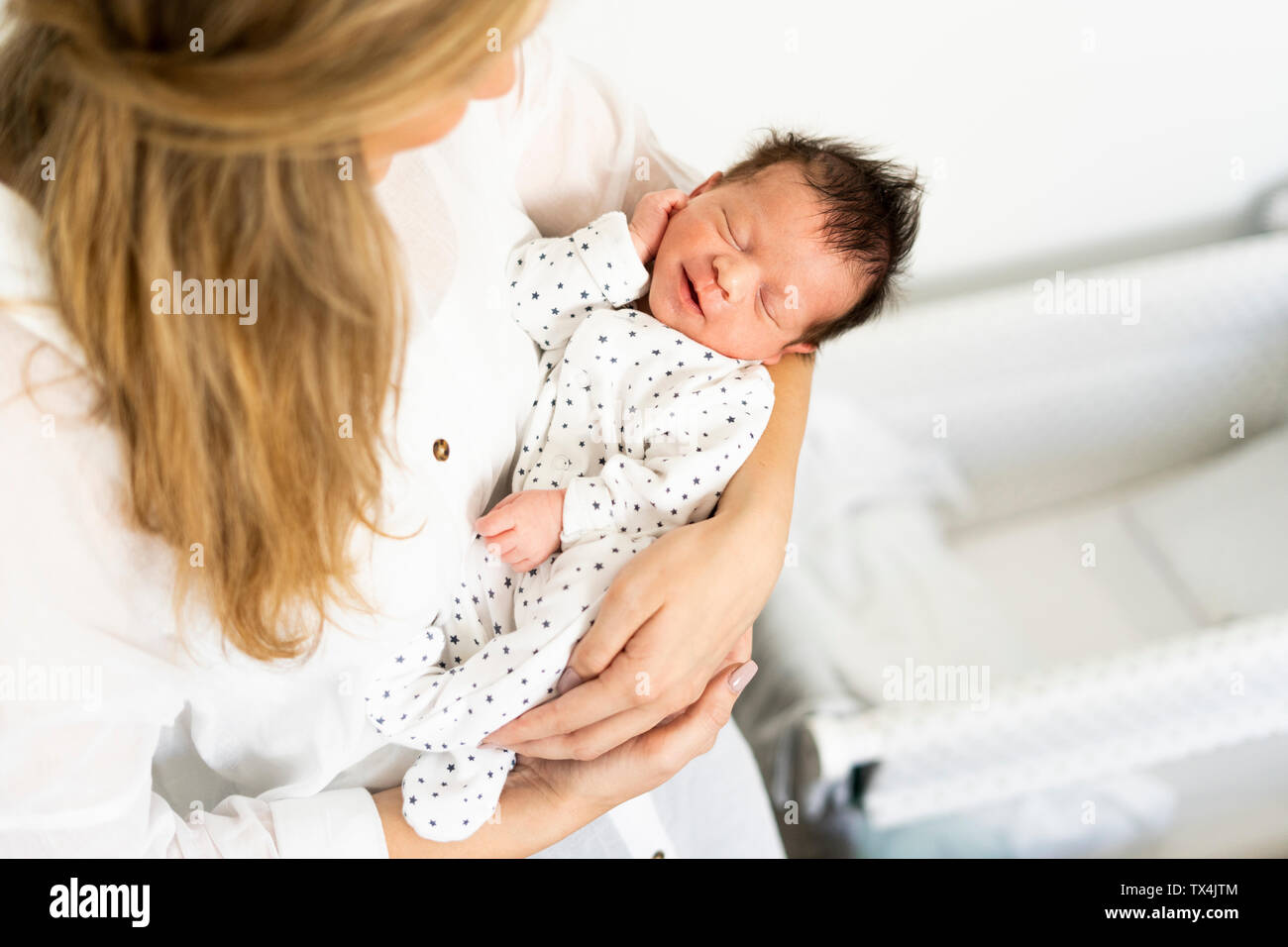 Neugeborenes im Arm der Mutter Stockfoto