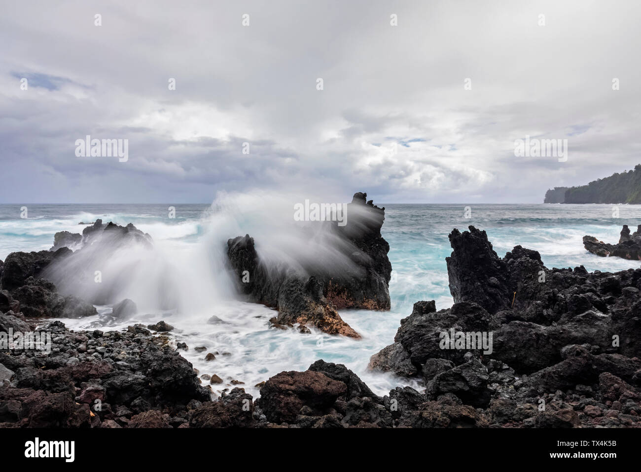 USA, Hawaii, Big Island, laupahoehoe Beach Park, Surf brechen an der felsigen Küste Stockfoto