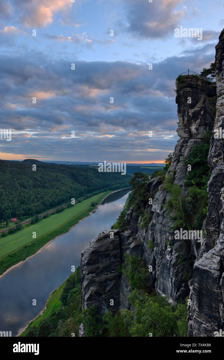 Deutschland, Sachsen, Elbsandsteingebirge, Blick von der Bastei auf die Elbe und Elbtal bei Dämmerung Stockfoto