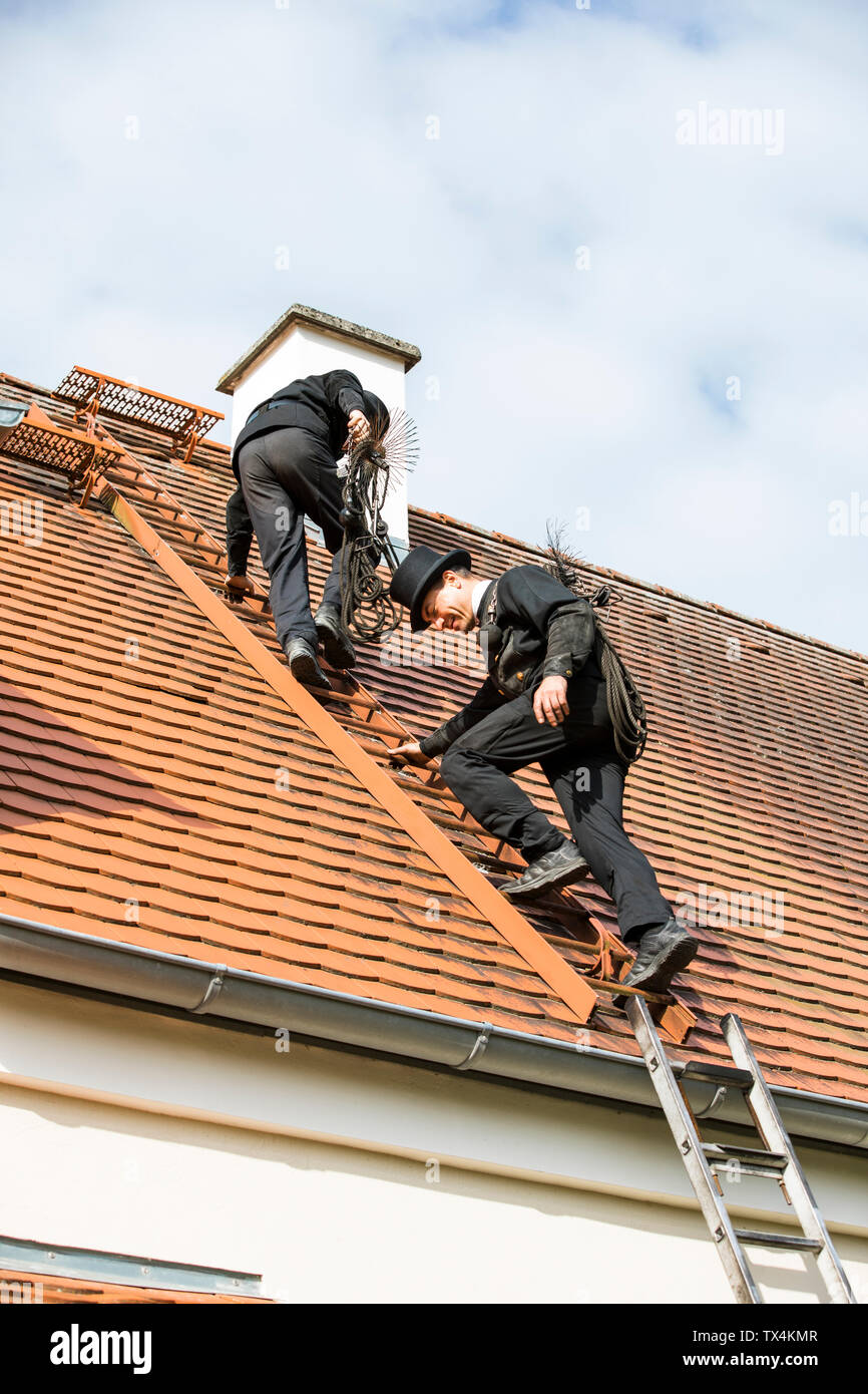 Zwei Schornsteinfeger Klettern bis Haus Dach Stockfoto