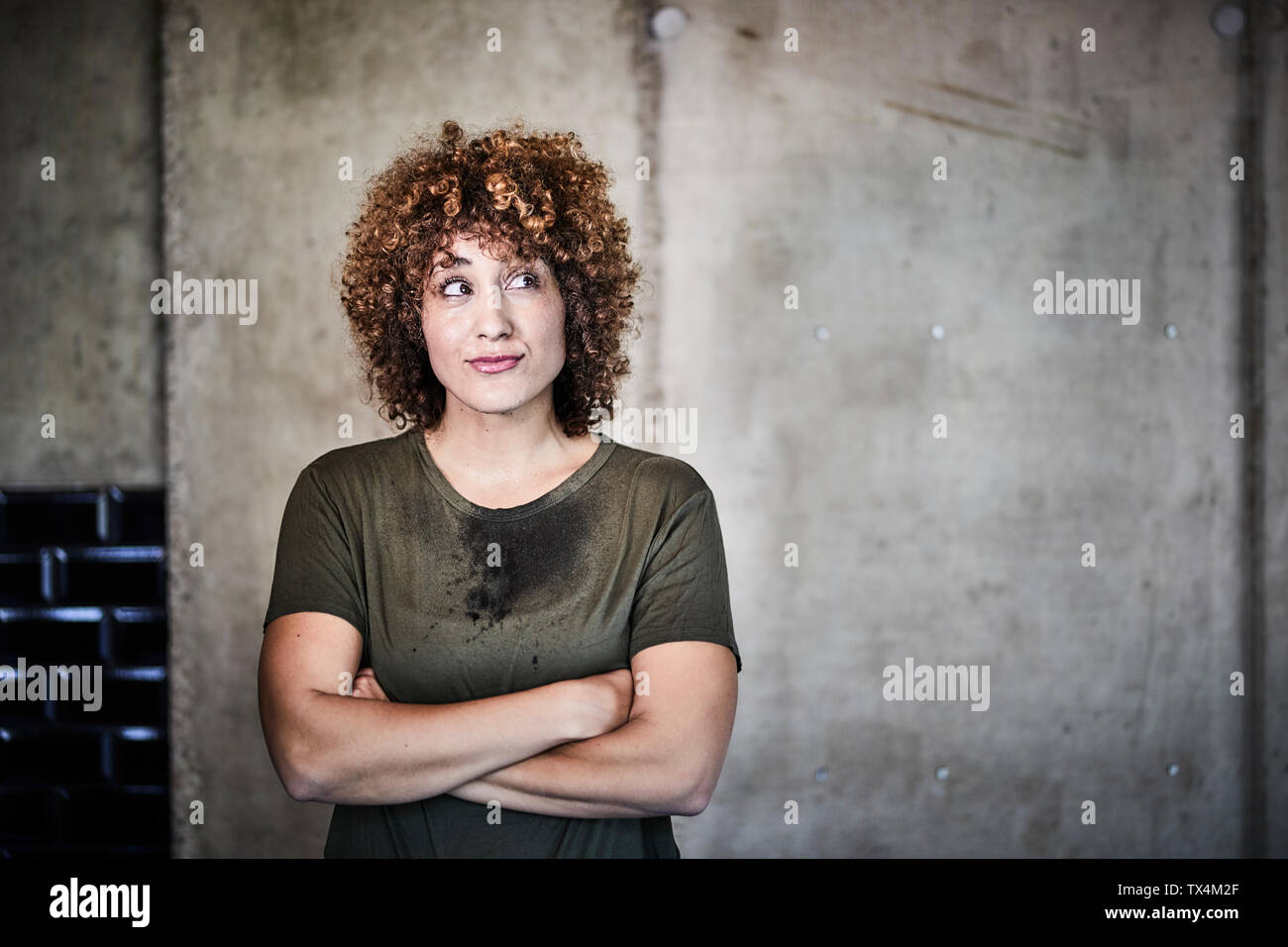 Porträt der lächelnde Frau mit bunten T-Shirt Stockfoto