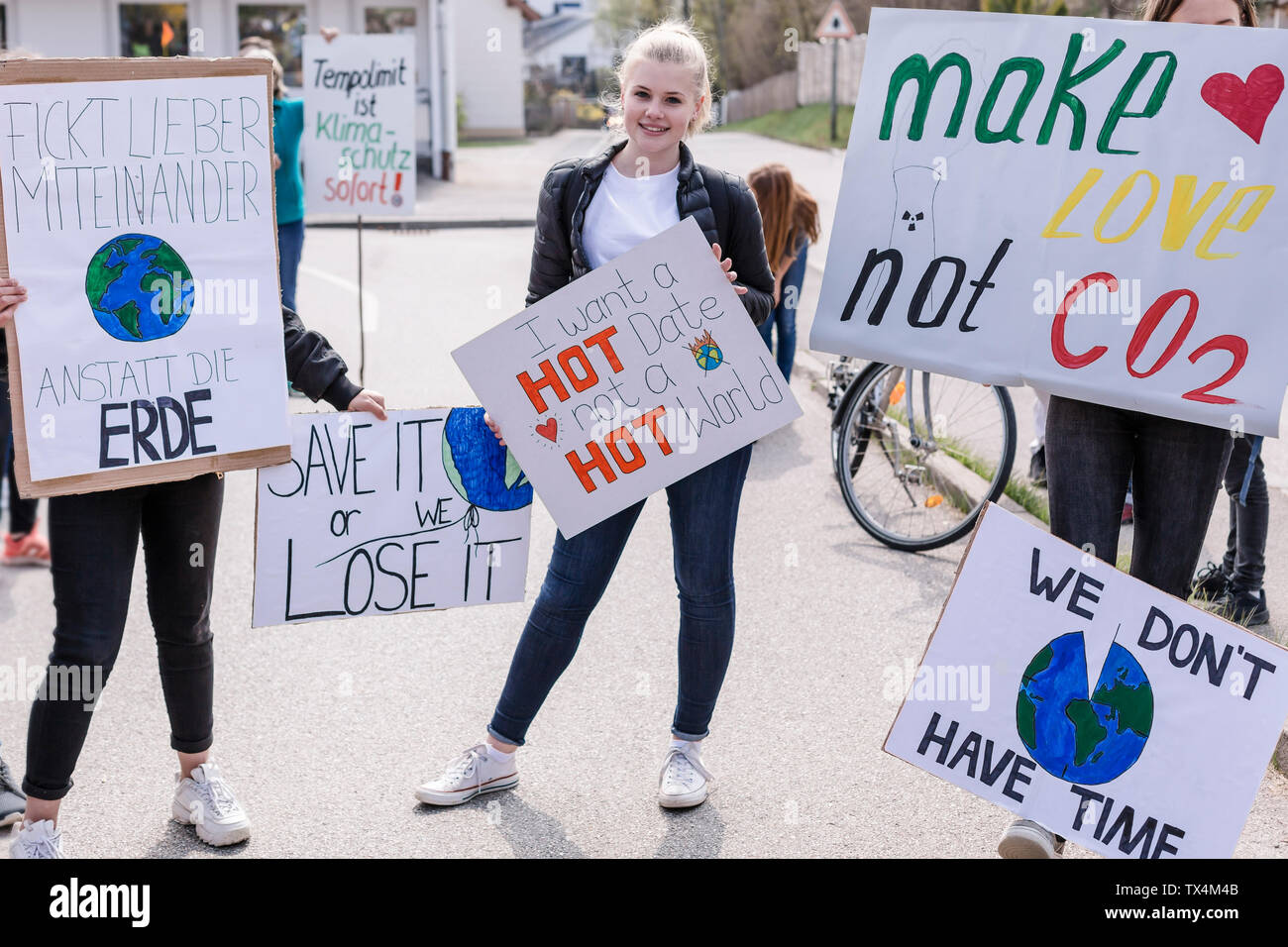 Mädchen, dass eine Plakette an eine Demonstration für den Umweltschutz Stockfoto