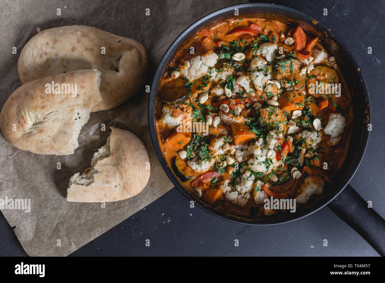Tikka Masala Curry mit Naan Brot Stockfoto