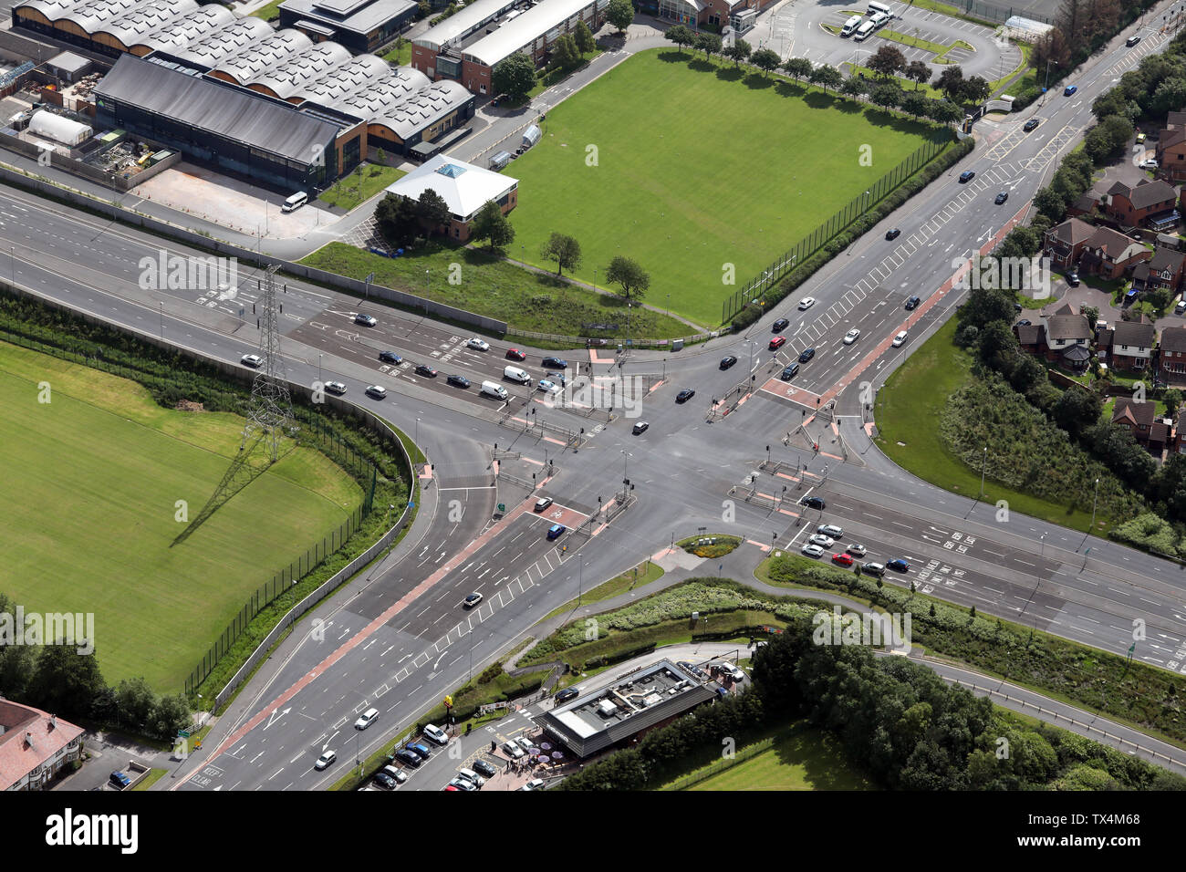 Luftaufnahme einer wichtigen Kreuzung - der Kreuzung der A589 Morecambe Road und der A683 Bay Gateway Road in Morecambe, Lancashire Stockfoto