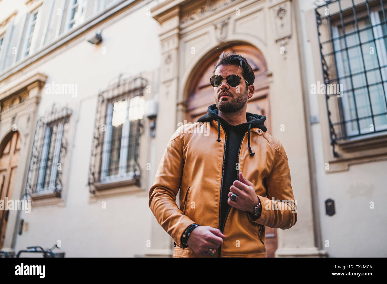 Porträt des bärtigen mannes mit sonnenbrille hellbraune lederjacke -Fotos  und -Bildmaterial in hoher Auflösung – Alamy