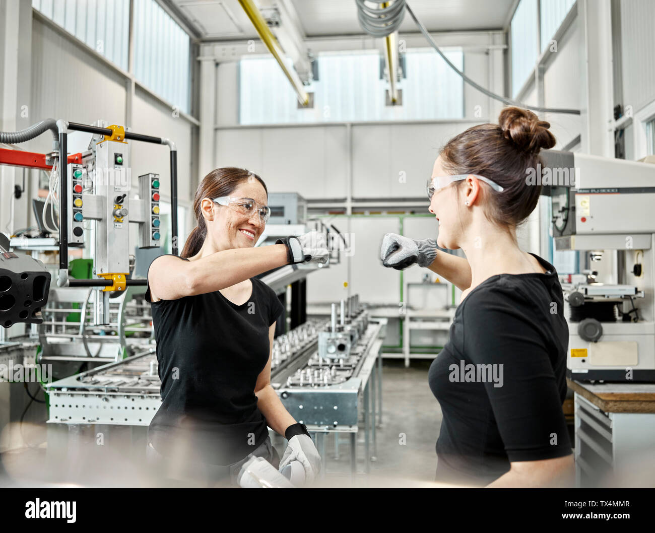 Zwei Frauen bei der Arbeit, fist Bump Stockfoto