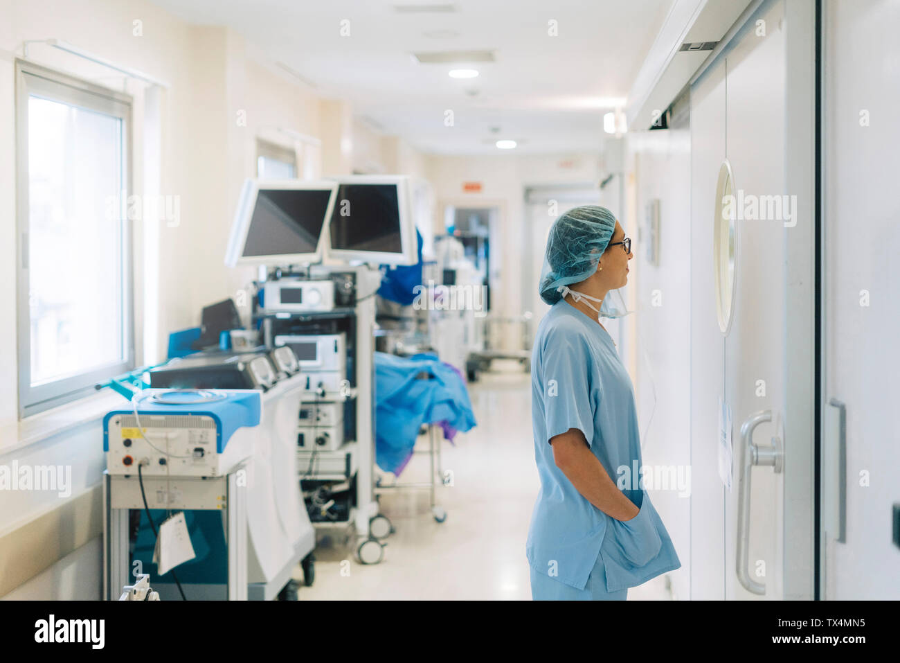 Ärztin im Krankenhaus Flur, Vorbereitung für die Chirurgie Stockfoto