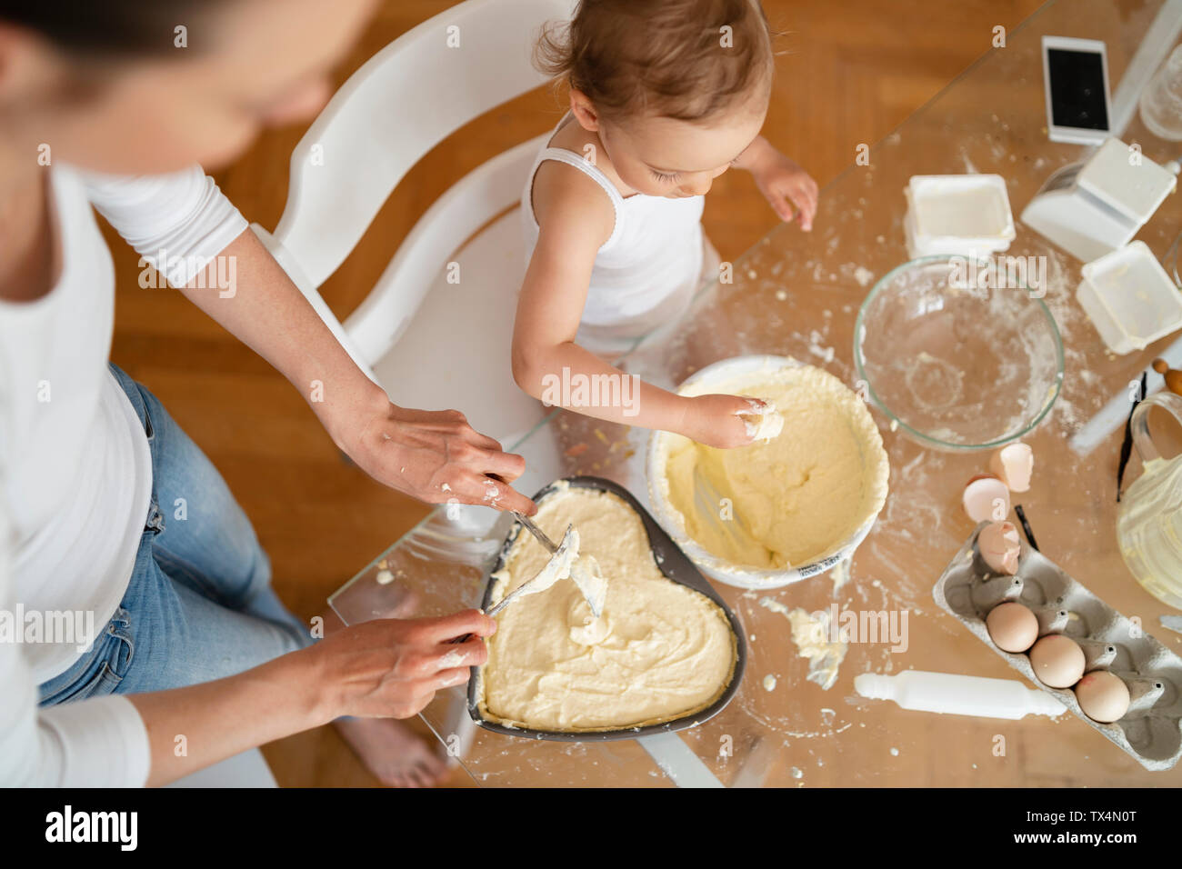 Blick von oben auf die Mutter und Tochter zusammen einen Kuchen in der Küche zu Hause. Stockfoto