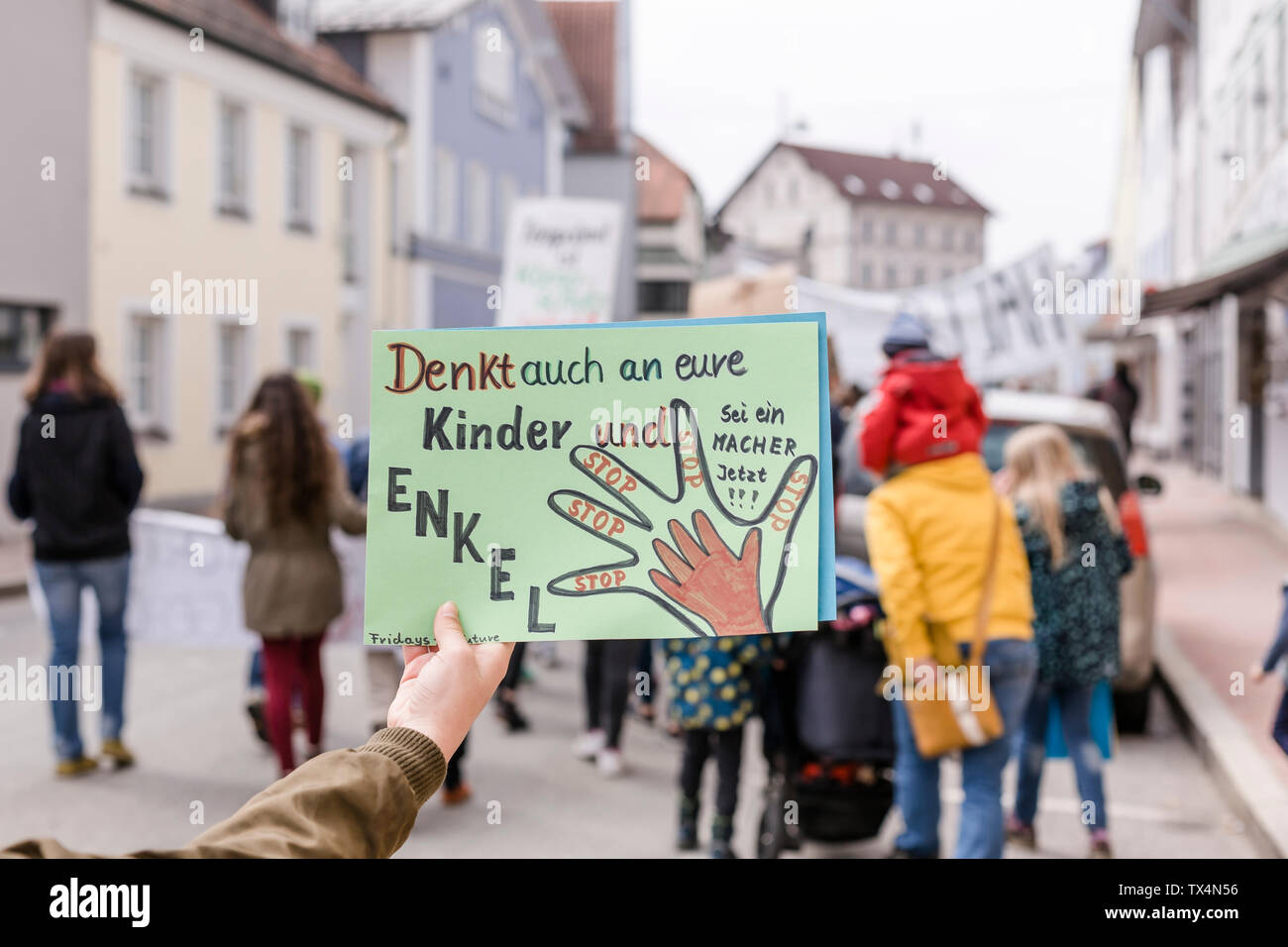 Hand mit einem Plakat auf eine Demonstration für den Umweltschutz Stockfoto