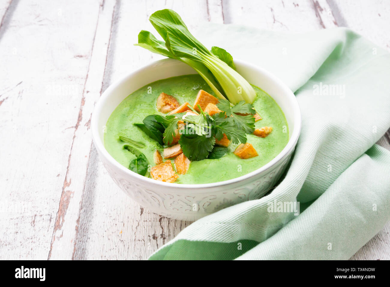 Green Thai curry mit Spinat, Pak Choi, Tofu und Koriander Stockfoto