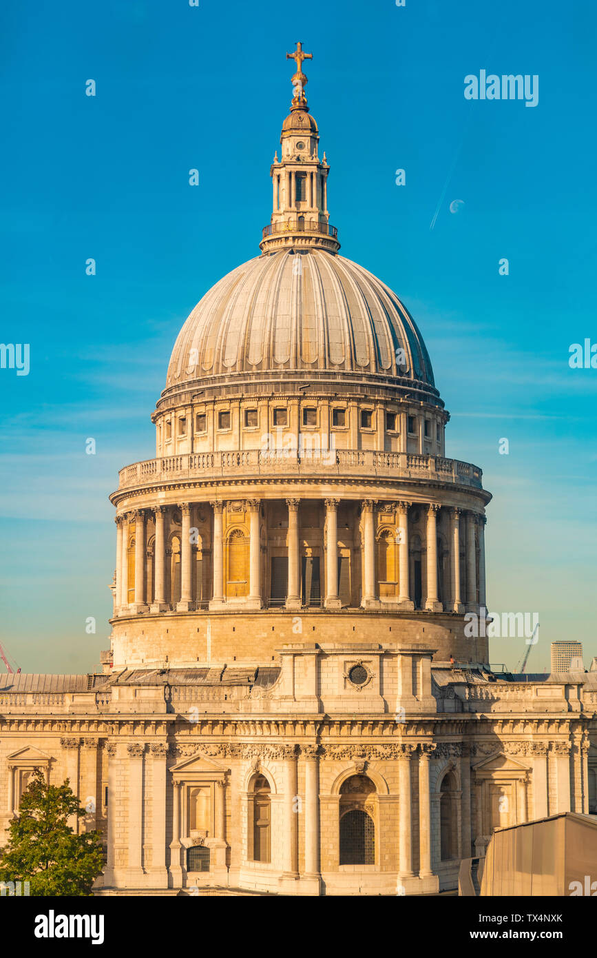 UK, London, die Kuppel der St. Paul's Cathedral an einem sonnigen Tag Stockfoto