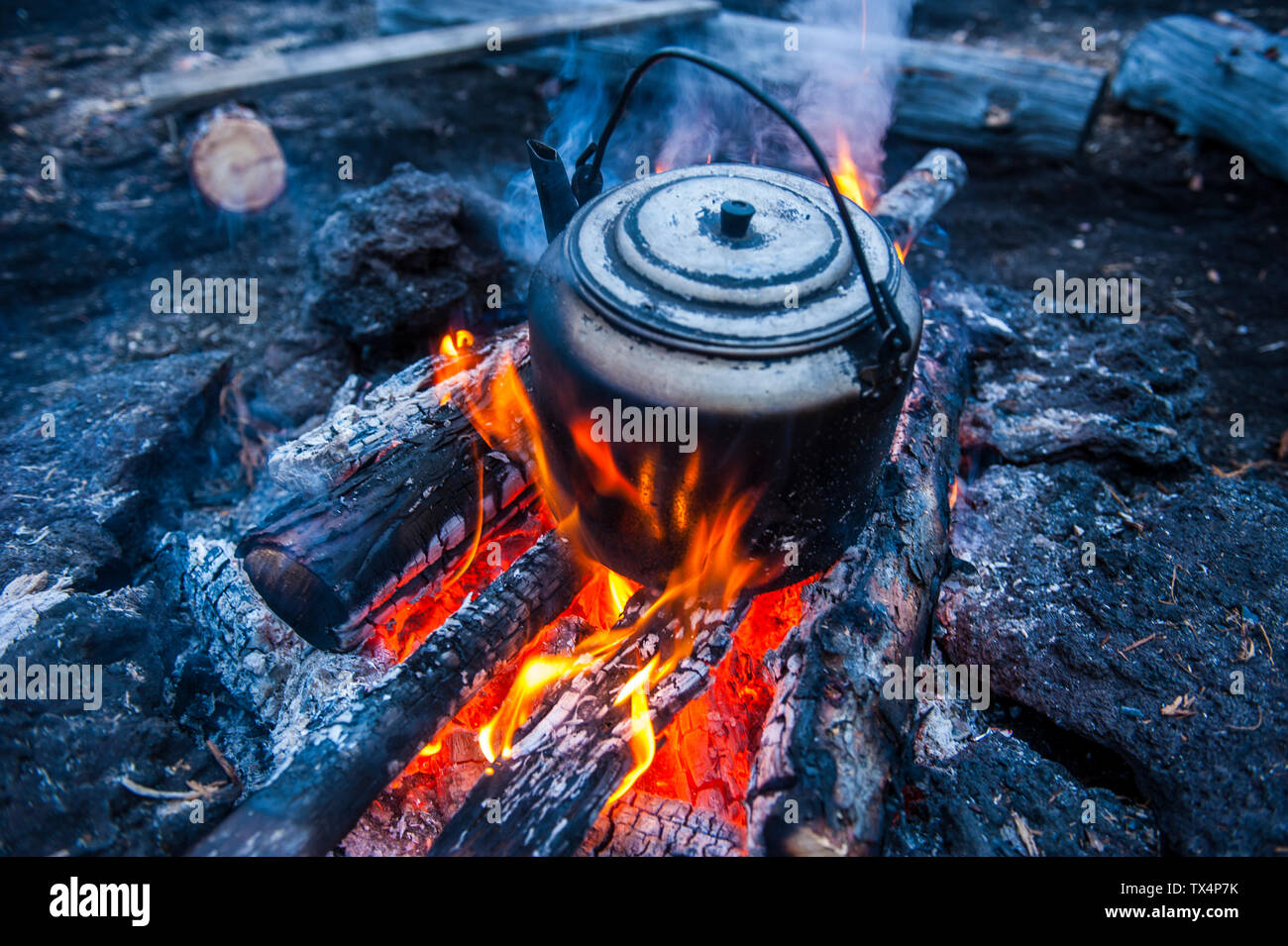 Kochendes Wasser Topf über einem offenen Feuer auf einem Campingplatz auf Tolbachik Vulkan, Kamtschatka, Russland Stockfoto