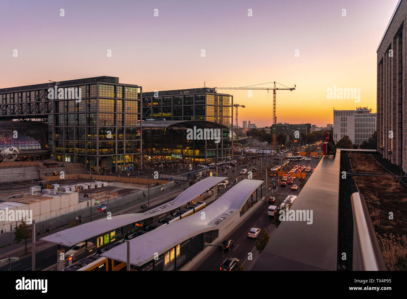 Deutschland, Berlin, Hauptbahnhof bei Sonnenuntergang Stockfoto