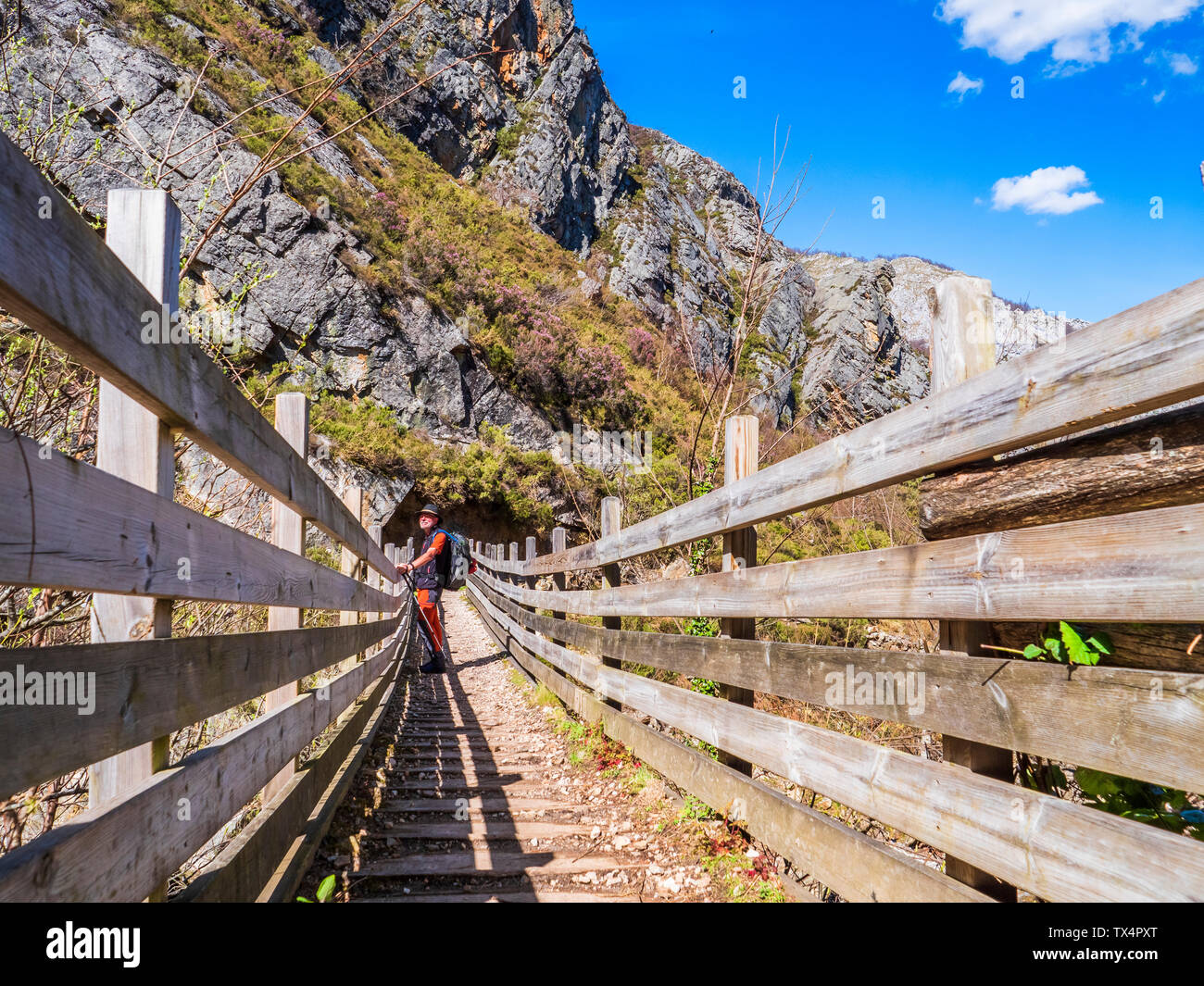Spanien, Asturien, Kantabrischen Gebirge, älterer Mann auf einer Wanderung steht auf einer Brücke Stockfoto