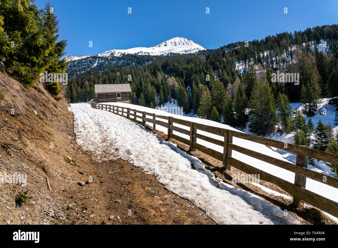 Österreich, Tirol, Ötztaler Alpen, Kaunertal, Naturpark Kaunergrat, Wanderweg im Winter Stockfoto