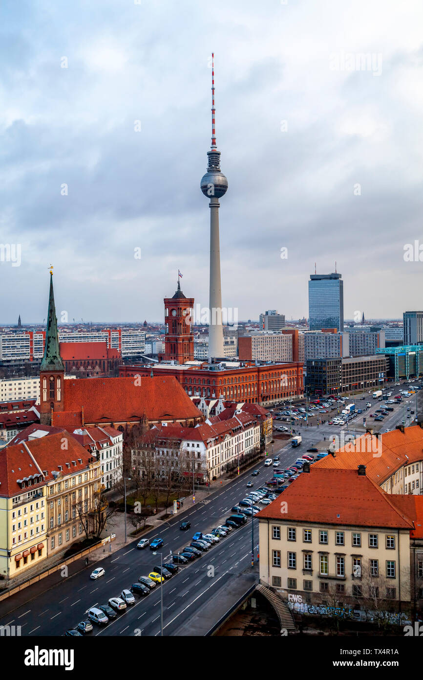 Deutschland, Berlin, Fernsehturm, Rotes Rathaus und St. Nicholas Kirche. Stockfoto