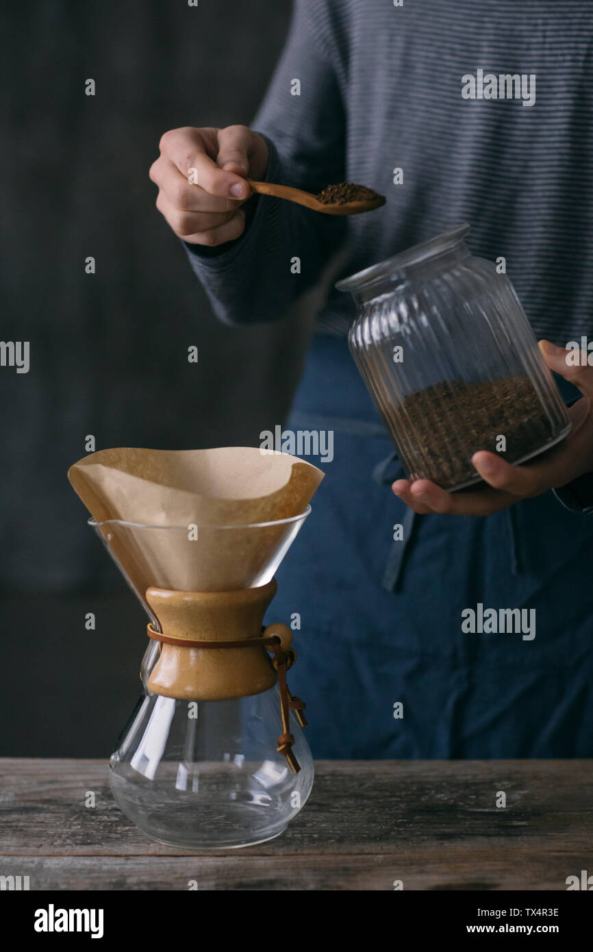 Close-up des Menschen Vorbereitung gefilterten Kaffee Stockfoto